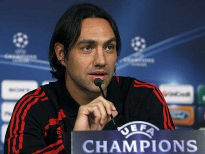 صورة لنيستا للمؤتمر الصحفي للميلان قبل لقاء ميلان و مدريد الماضي