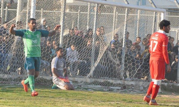 فرحة أحمد اللولحي لاعب خدمات رفح بهدفيه
