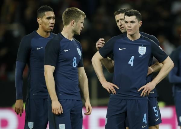 مايكل كين مع لاعبي إنجلترا في مباراة ألمانيا