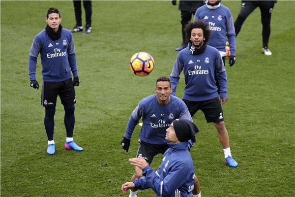 جيمس رودريجيز مع زملائه في التدريبات