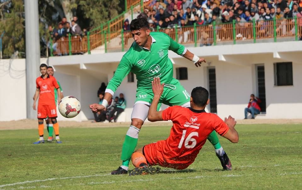 محمد بلح يحاول تجاوز لاعب الاتحاد