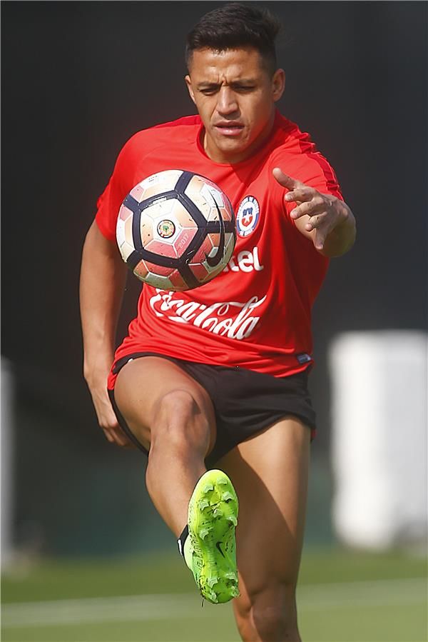 سانشيز يتعرض لغرامة