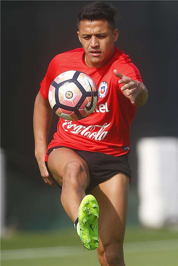 سانشيز يتعرض لغرامة