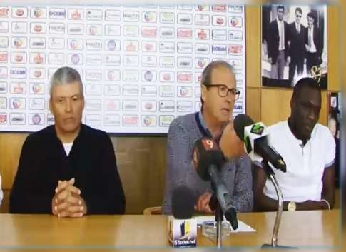 المنصف خماخم خلال المؤتمر الصحفي