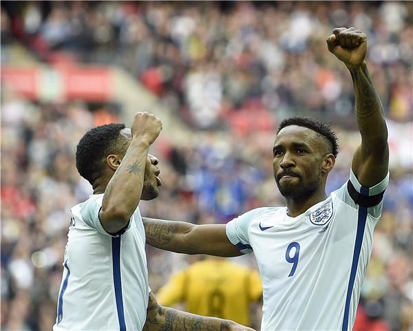 جيرمين ديفو يحتفل بهدفه مع رحيم سترلينج