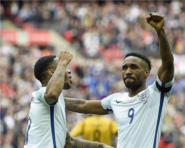 جيرمين ديفو يحتفل بهدفه مع رحيم سترلينج