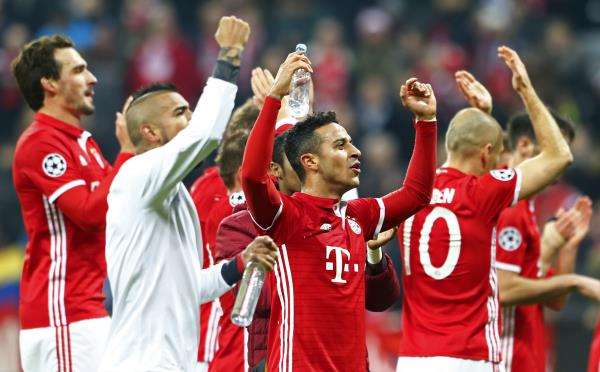 تياجو ألكانتارا مع زملائه في بايرن ميونيخ