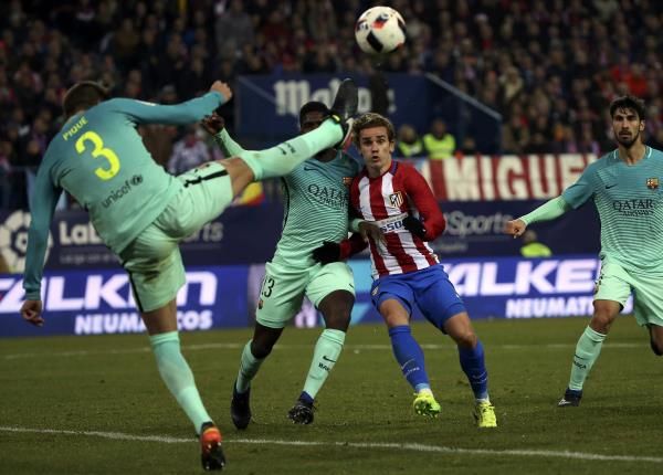 صامويل أومتيتي وجيرارد بيكيه يحاولون إيقاف خطورة جريزمان