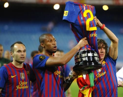  سيدو كيتا بقميص برشلونة بجوار بويول وإنييستا