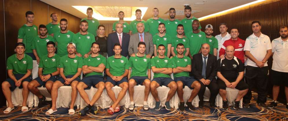 الرجوب مع لاعبي المنتخب الفلسطيني
