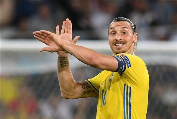 زلاتان إبراهيموفيتش بقميص منتخب السويد