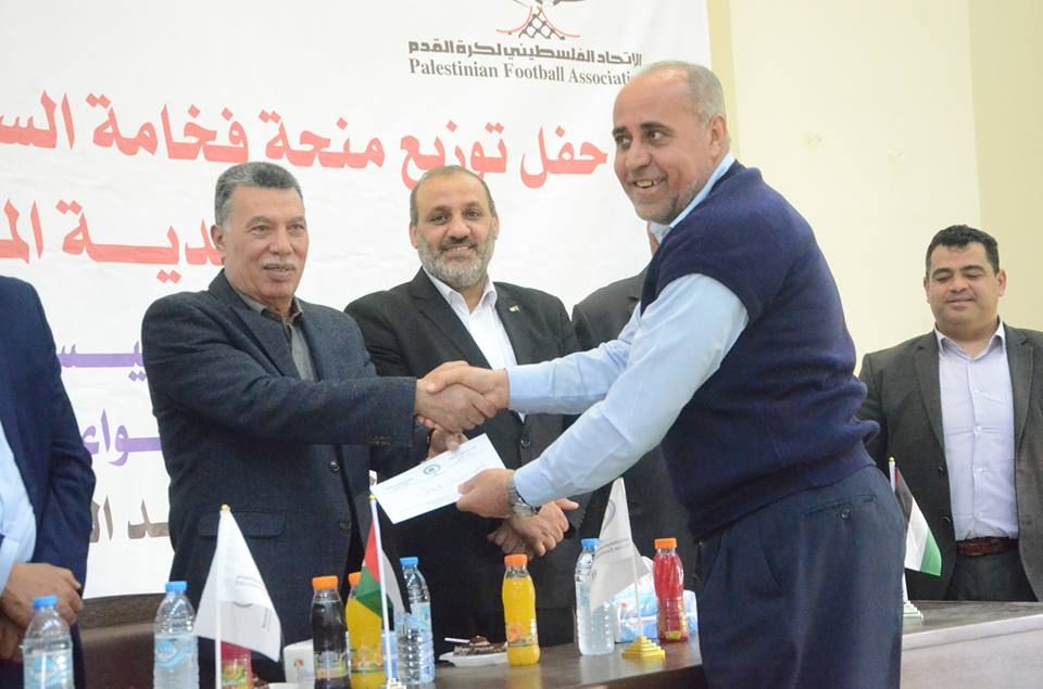  أحد ممثلي الأندية يتسلم جائزته المالية