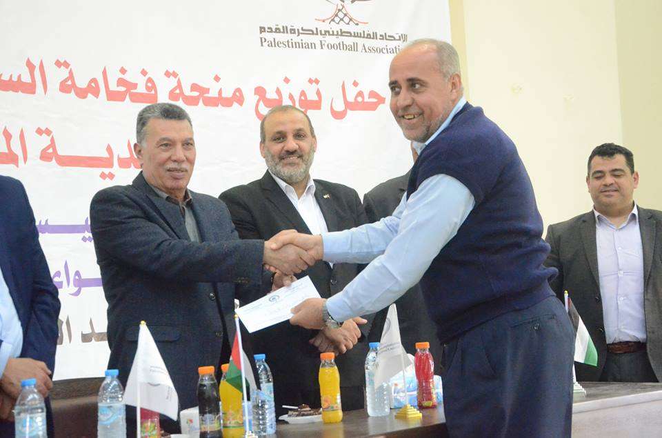  أحد ممثلي الأندية يتسلم جائزته المالية