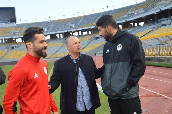 ابوريدة يتحدث مع اكرامي وعبد الله السعيد