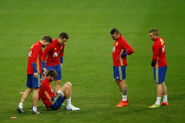 بيكيه يثير القلق في معسكر المنتخب