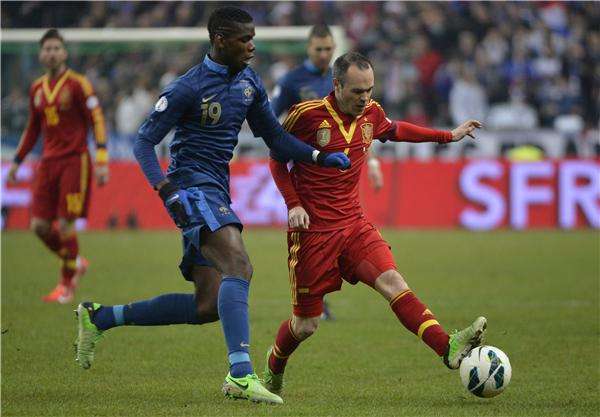 إنييستا وبوجبا في مباراة سابقة