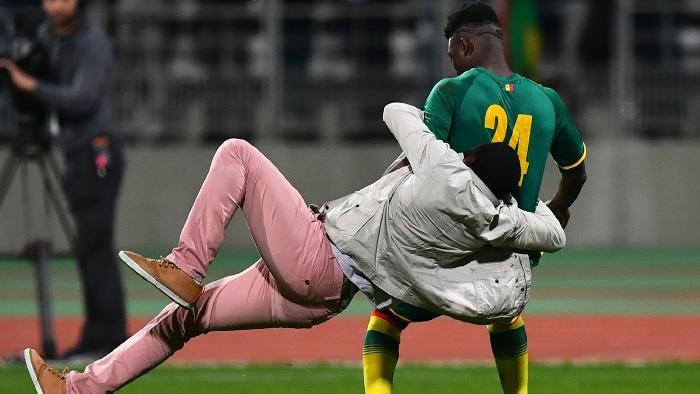 أحد المشجعين يعرقل لاعب السنغال