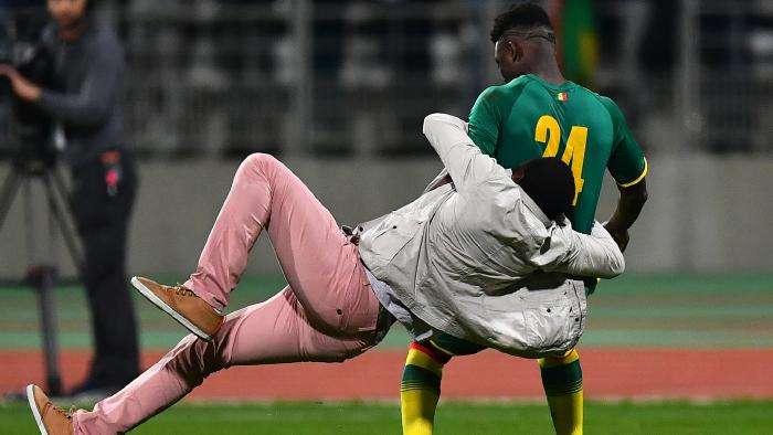 أحد المشجعين يعرقل لاعب السنغال