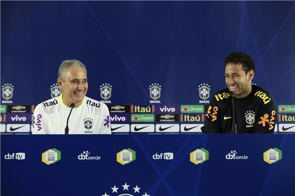 تيتي ونيمار دا سيلفا في المؤتمر الصحفي