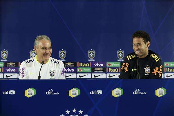 تيتي ونيمار دا سيلفا في المؤتمر الصحفي