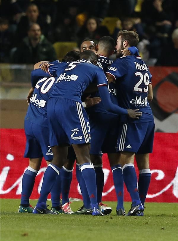 رشيد غزال بين زملائه في ليون