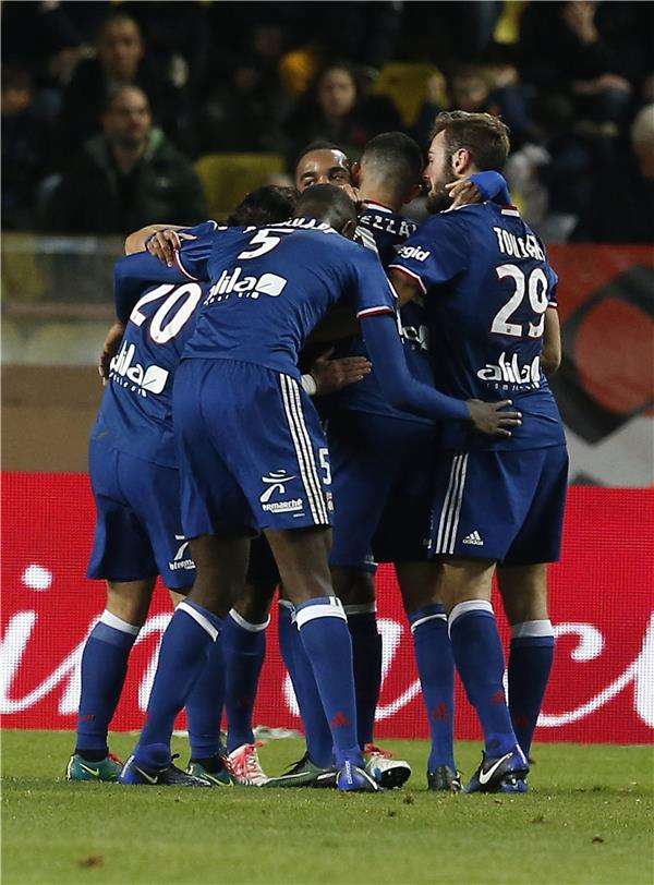 رشيد غزال بين زملائه في ليون