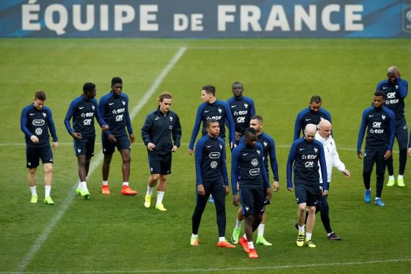 جريزمان ومبابي في مران المنتخب الفرنسي