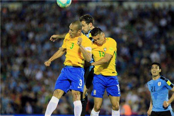 جانب من لقاء أورجواي والبرازيل