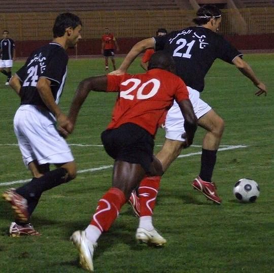 كابالونجو شباب الاردن يحاول ايقاف خطيب البقعة