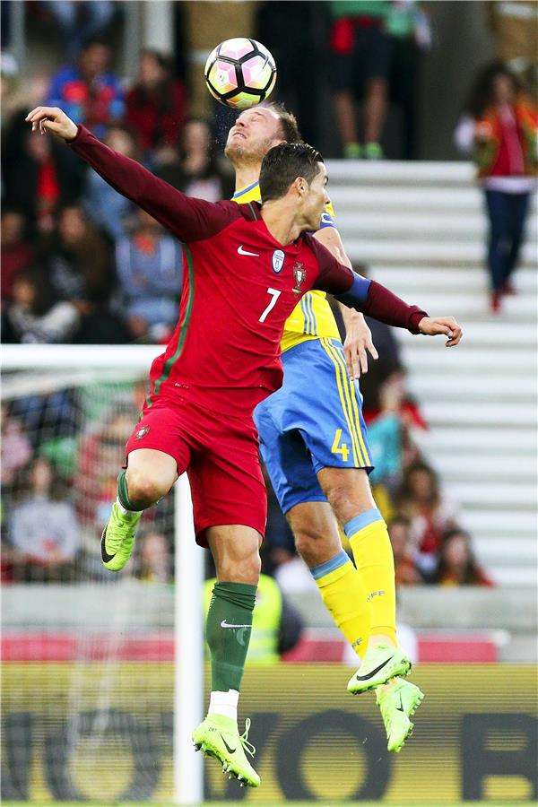 كريستيانو رونالدو في لعبة مشتركة خلال المباراة