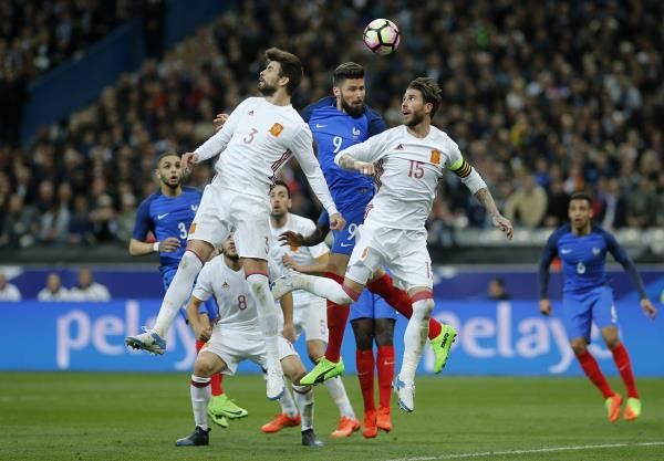 راموس وبيكيه مع المنتخب الإسباني