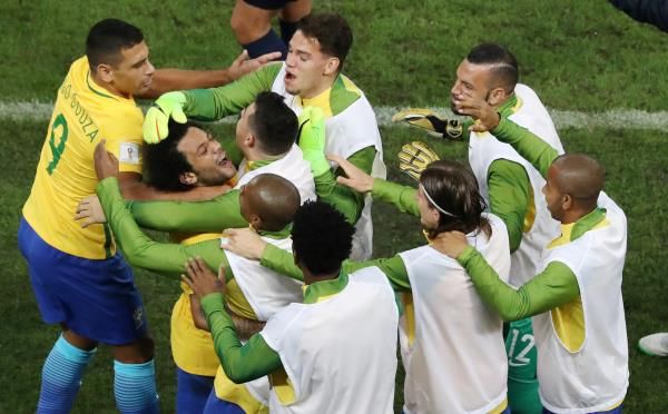 فرحة لاعبي البرازيل بعد الفوز على باراجواي