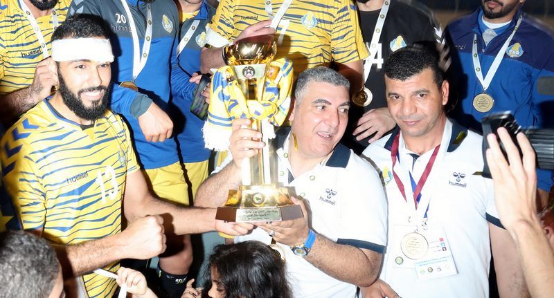 شوقي بلقاسم يحمل كأس البطولة