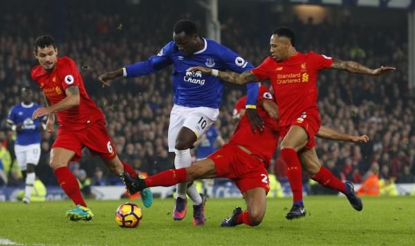 جانب من مباراة سابقة بين ليفربول وإيفرتون