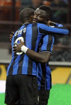 سولي مونتاري يحتفل بهدفه مع صامويل ايتو