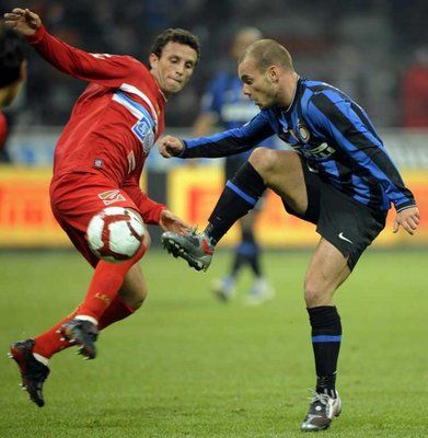 ويسلي شنايدر يحاول الاحتفاظ بالكرة امام لاعب كاتانيا كريستيان لياما