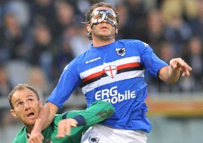 بازيني يقفز عاليا لنيل الكرة من امام موراس لاعب بولونيا