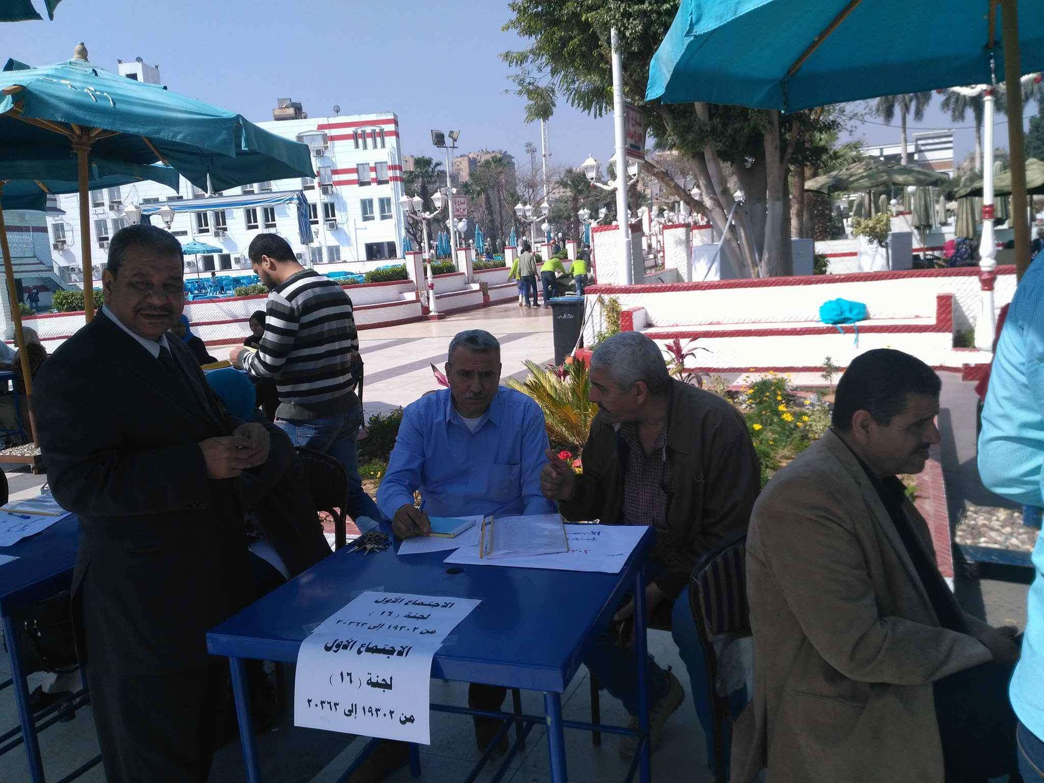 أحد الأعضاء يسجل حضوره في العمومية