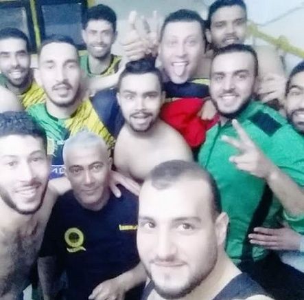  فرحة لاعبي نادي ساقية الزيت بعد الفوز