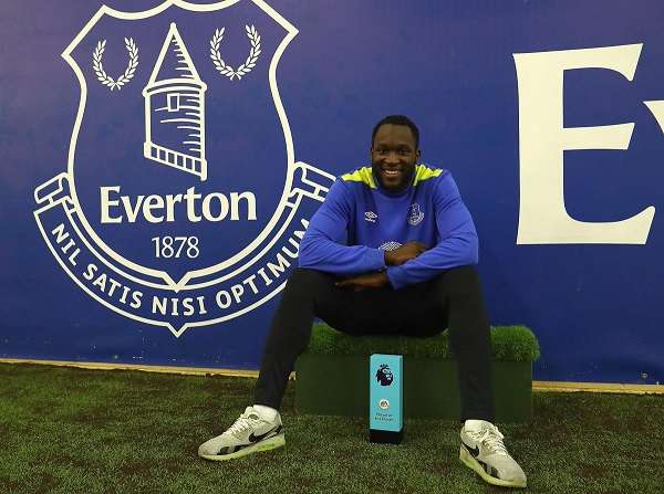 لوكاكو رفقة جائزة أحسن لاعب