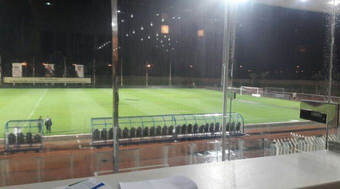هطول الأمطار على الملعب