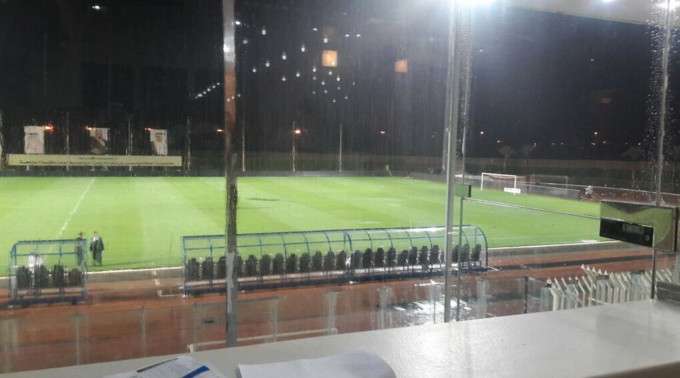 هطول الأمطار على الملعب