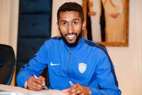 سلمان الفرج أثناء تجديده للعقد