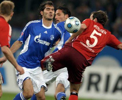 خليل ألتنتوب في صراع على الكرة