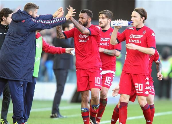 جواو بيدرو مع لاعبي كالياري