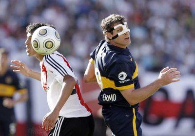 مارتن باليرمو مهاجم البوكا و غوستافو كابرال مدافع الريفر في لقطة من كلاسيكو الارجنتين