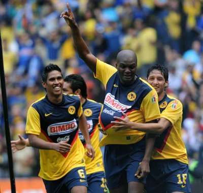 لاعب نادي امريكا  الكولمبي موسكويرا يحتفل بهدفه في مرمى شيفاز