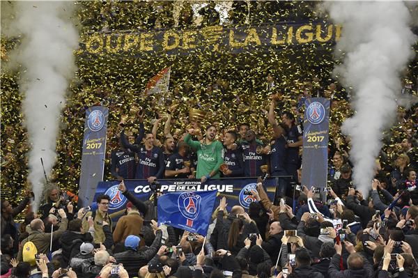 لاعبو باريس سان جيرمان يحتفلون بلقب كأس الرابطة