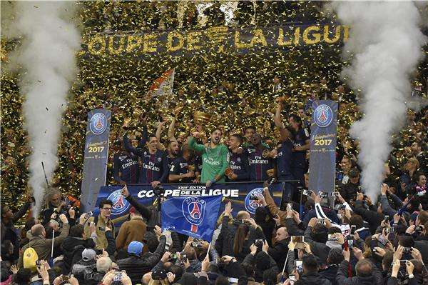 لاعبو باريس سان جيرمان يحتفلون بلقب كأس الرابطة