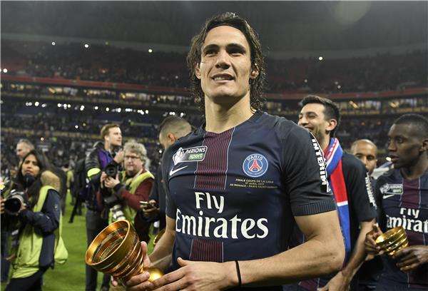 إدينسون كافاني أثناء احتفاله بكأس الرابطة